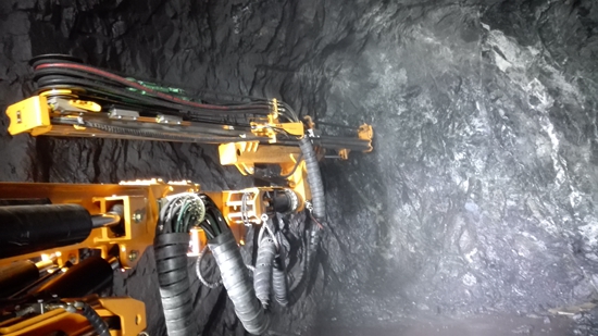 開山(shān)全液壓鑽機(jī)在海南石碌(lù)鐵礦工作現(xian)場 開山全液壓(yā)鑽機在海南(nán)石碌鐵礦工(gong)作現場