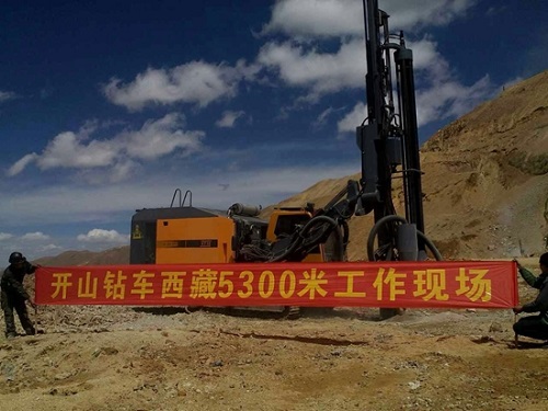 開山全液壓鑽機(jī)青藏高原5300米工作(zuo)現場 開山(shan)全液壓鑽機青藏(cáng)高原5300米工作現場(chǎng)